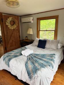 Cozy Cabin Escape Hot Tub & Lake Access