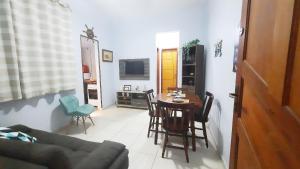 Cabo Frio - A uma Quadra da PRAIA DO FORTE e do Hotel Malibu - a 2 minutos de bares e restaurantes da ORLA - apto térreo - Wi-Fi