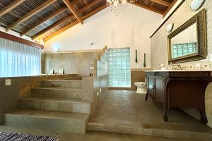 Medellin Mansion 680 m2 with pool and steam room