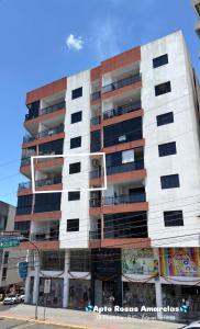 Apto Rosas Amarelas 3 Quartos- Apto espaçoso, confortável e sacada de frente para avenida principal!