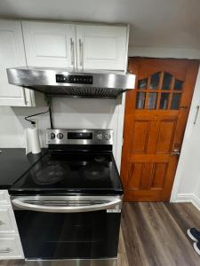 Prime Location 3Bedrooms, 2 Bath, Basement Apartment with parking- Streetsville Area, Close to Transit- Sleeps 6