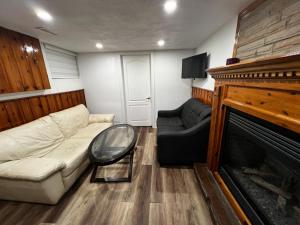Prime Location 3Bedrooms, 2 Bath, Basement Apartment with parking- Streetsville Area, Close to Transit- Sleeps 6
