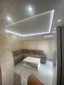 Lagja liri pran televizionit komb fier