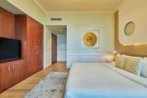 Auren Private Room in Shared Burj Vista Apartment