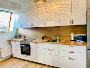 Cinema Apartment Magdeburg - Kitchen & Balcony