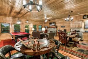 Mountain View Hot Tub, Indoor Pool, Firepit, Games