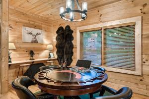 Mountain View Hot Tub, Indoor Pool, Firepit, Games