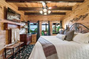 Mountain View Hot Tub, Indoor Pool, Firepit, Games