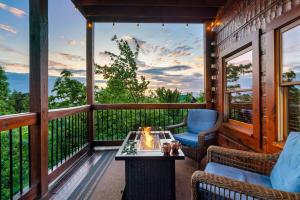 Mountain View Hot Tub, Indoor Pool, Firepit, Games