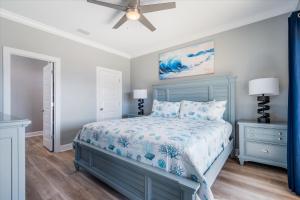 Purple Waves - 2608 Bienville Blvd