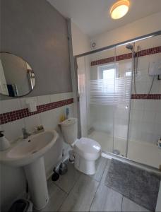 Leicester City Vacations Room with 2 x single beds in shared property