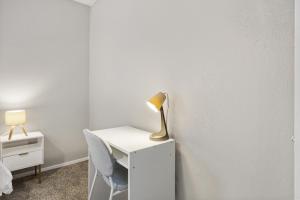 Emerald Loft - Pool, Gym & Free Parking!