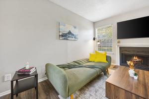 Emerald Loft - Pool, Gym & Free Parking!