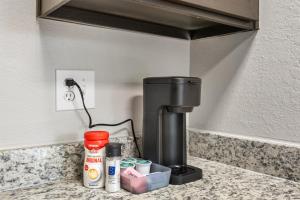 Emerald Loft - Pool, Gym & Free Parking!