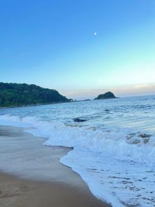 Kitnet charmosa em meio à natureza 900m da praia