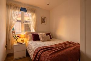 Females ONLY Double Bedroom with Private Bathroom - City Centre