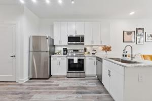 Stylish Condo with King Bed, Balcony and Workspace near Ponce City Market and Beltline