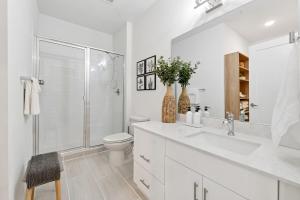 Stylish Condo with King Bed, Balcony and Workspace near Ponce City Market and Beltline