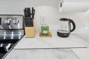 Stylish Condo with King Bed, Balcony and Workspace near Ponce City Market and Beltline