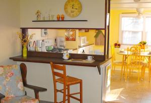 The Wildflower - Wooded Seneca Lake View Hideaway - Walk to Winery & Brewery - Hot Tub - Pets OK