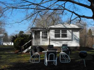 The Wildflower - Wooded Seneca Lake View Hideaway - Walk to Winery & Brewery - Hot Tub - Pets OK