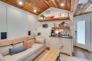 Sleek Studio w Projector - Near Texas Tech!