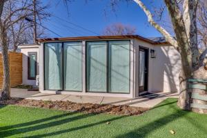 Sleek Studio w Projector - Near Texas Tech!