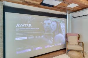 Sleek Studio w Projector - Near Texas Tech!