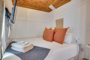 Sleek Studio w Projector - Near Texas Tech!