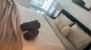 Sleep 2 guests cozy couch