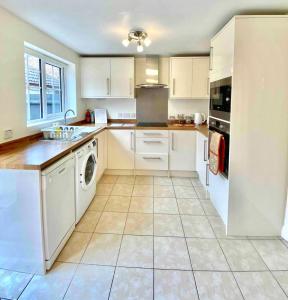 Kingmaker - Free Private Parking, Garden, TV, Fully Equipped