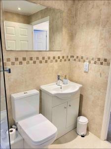 Kingmaker - Free Private Parking, Garden, TV, Fully Equipped