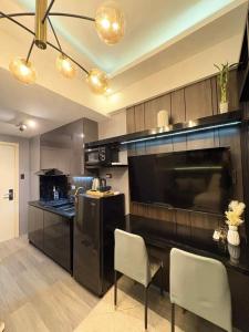 Cozy Escape with Golden Hour View Condo