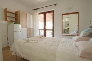 Rooms with a parking space Rovinj - 2245