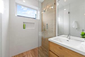 Comfy 3-BD Apt near United Center with Balcony