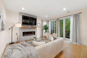 Comfy 3-BD Apt near United Center with Balcony