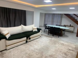 Cobertura com 4 quartos sendo 2 suítes