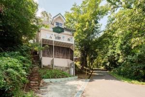 Atami Mountain Hideaway Private Cottage for family and group