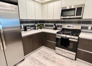 Cozy Century City 2 Br Sleeps 6 with Parking 505