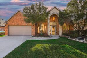 Elite 4BRHome with Hot Tub Pool and BBQ