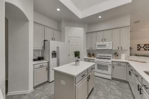 Elite 4BRHome with Hot Tub Pool and BBQ