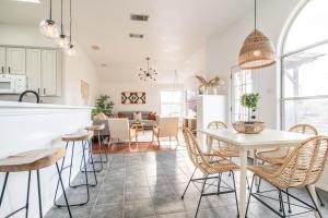 Elite 4BRHome with Hot Tub Pool and BBQ