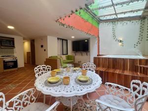 Acogedor en parque principal Guatape con Jacuzzi