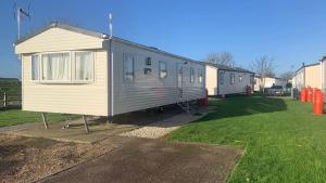 Cosy Caravan At St Osyth Beach Holiday Park In Essex Ref 28004Bc