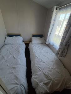 Lovely 8 Berth Caravan With Full Decking At Ty Mawr, North Wales Ref 86140I