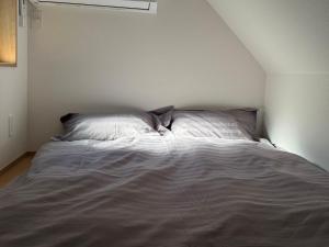 15 min to Shinjuku, 4 min walk to nearest station, quiet brand-new residence