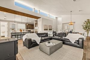 Cozy Flagstaff Escape - Two King Suites and Hot Tub