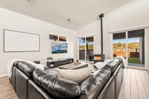 Cozy Flagstaff Escape - Two King Suites and Hot Tub