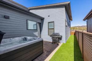 Cozy Flagstaff Escape - Two King Suites and Hot Tub