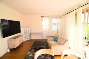 Stylish 2BR Foothill Escape in Irvine